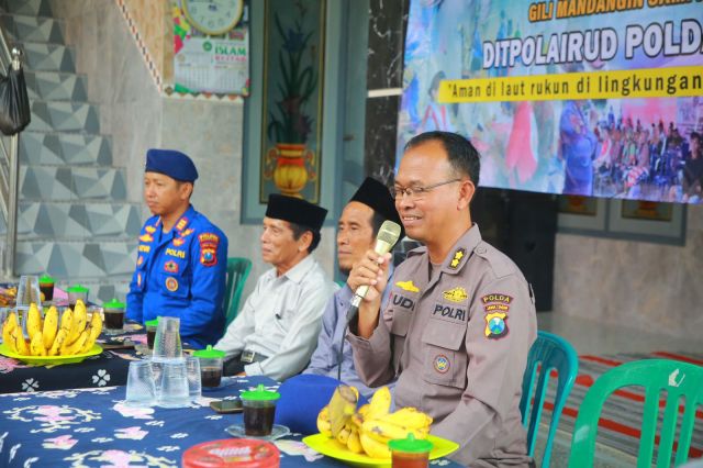 Ditpolairud Polda Jatim Gelar Program Sambang Nusa Presisi di Pulau Mandangin Sampang