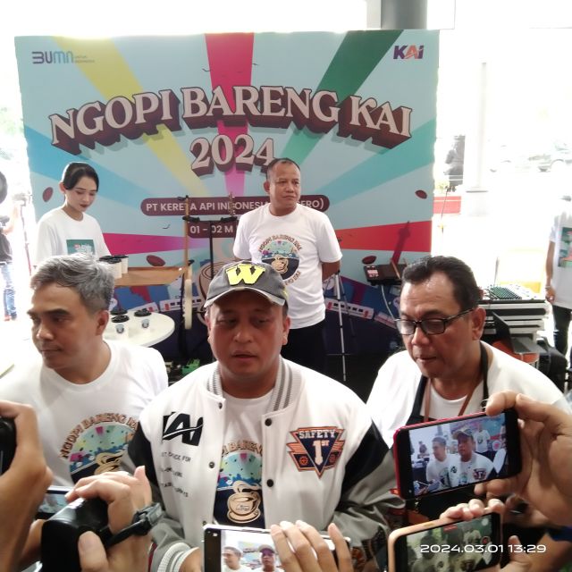 KAI Daop 8 Surabaya Bagi Ribuan Cup Kopi Gratis dan Diskon Tiket 20% di Acara Ngopi Bareng