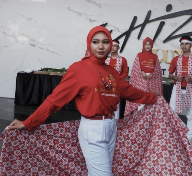 Whiz Luxe Hotel Spazio Surabaya Sambut HUT RI ke-78 Gelar Fashion Show dan Nasi Goreng Bambu Runcing