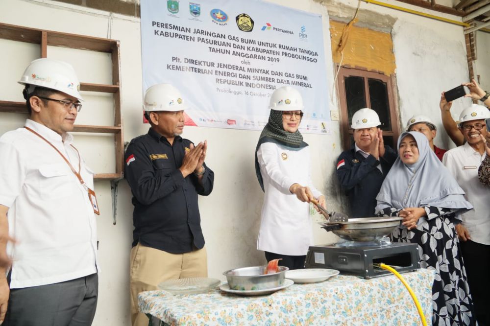 Bupati Probolinggo Hj. Puput Tantriana Sari memasak menggunakan kompor bahan bakar gas bumi disaksikan Plt. dirjen migas Djoko Siswanto (dua dari kiri) dan Direktur Infrastruktur dan Teknologi PGN Redy Ferryanto (kiri)