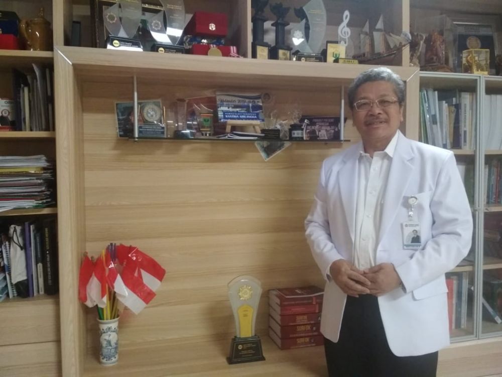 Prof. Dr. Nasronudin, Sp.PD.,KPTI-FINASIM saat berada di ruang kerjanya. 