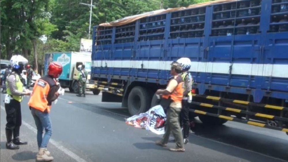 Pengendara Sepeda Motor Tewas Terlindas Truk Pengangkut Air Galon